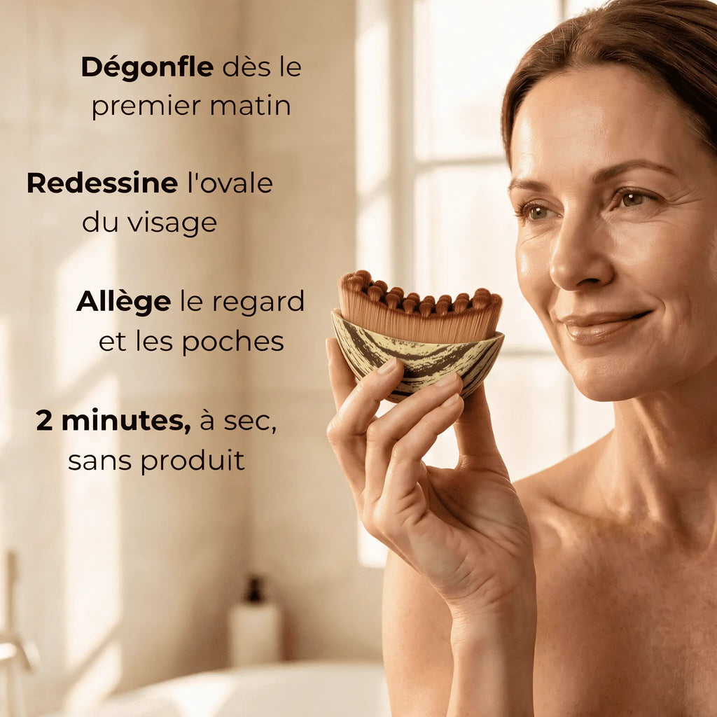 Femme de 50 ans tenant la brosse de drainage lymphatique visage Sorya, avec ses bienfaits