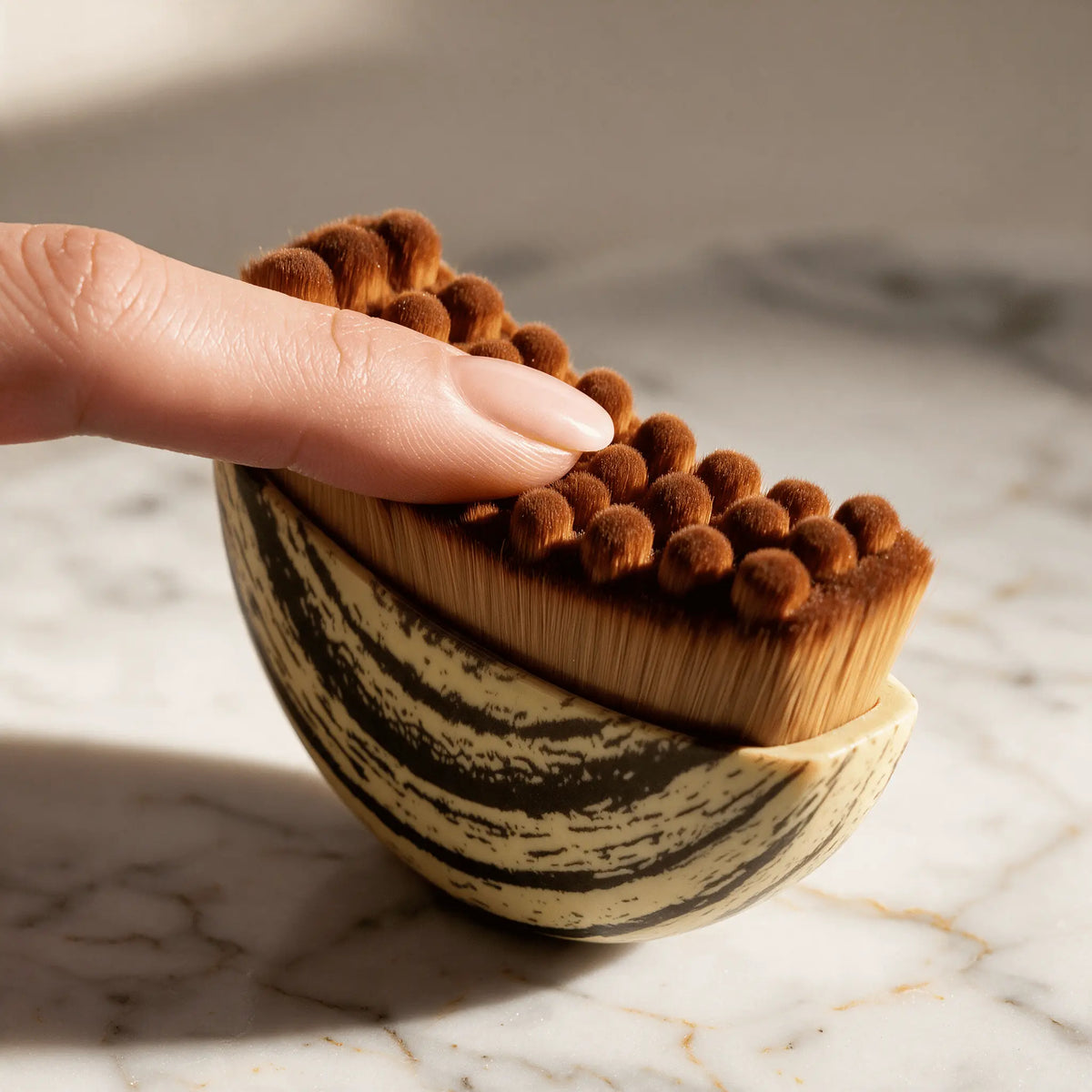 Gros plan sur les fibres ultra-douces de la brosse de drainage visage Sorya Image