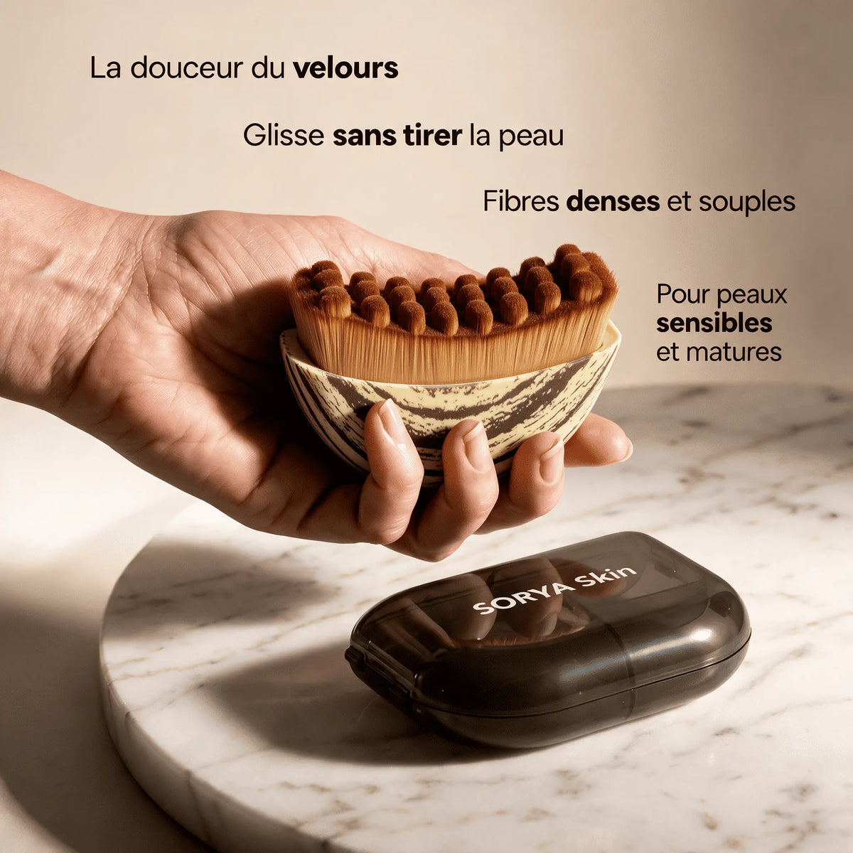 Fibres ultra-douces de la brosse de drainage lymphatique visage Sorya, adaptée aux peaux sensibles et matures